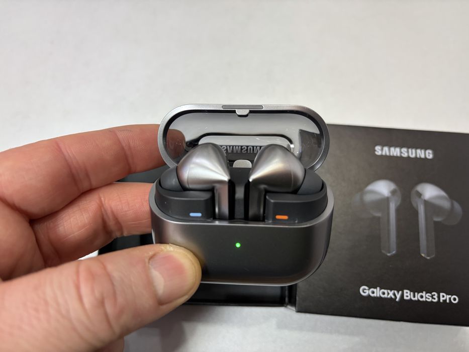 Samsung Galaxy Buds 3 Pro, Silver, la cutie