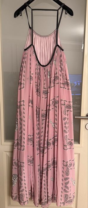 Дълка копринена рокля в красив розов цвят