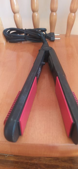 Утюжок-выпрямитель волос.