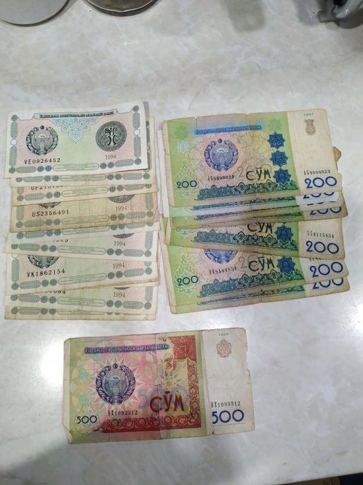 Металлические монеты и купюры узбекские.
