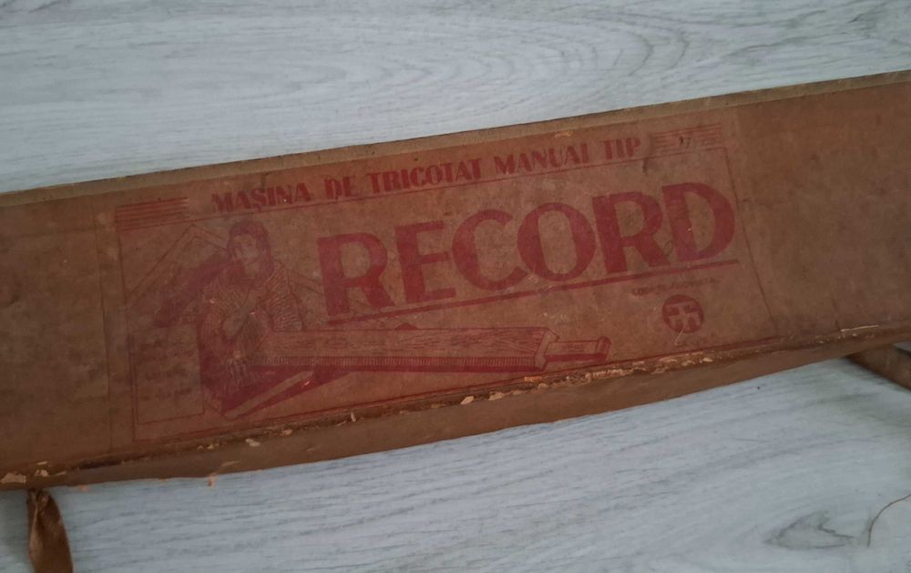Masina veche de tricotat manual marca RECORD - romaneasca - comunism