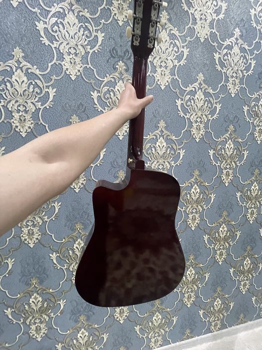 Gitara akustik sotiladi xolati zoʻr yangi urgatiyotganlar uchun mos