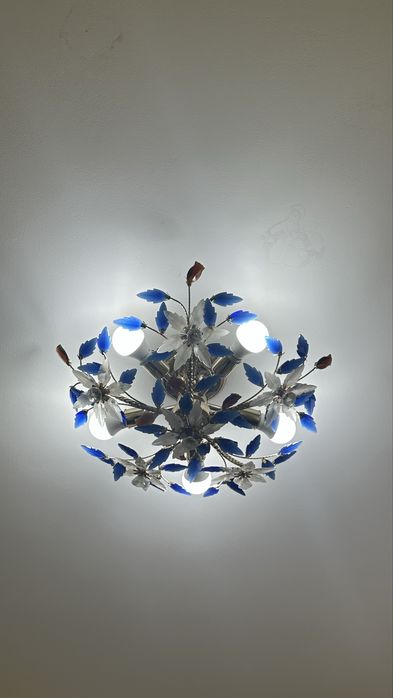 Люстра яркий, красивый