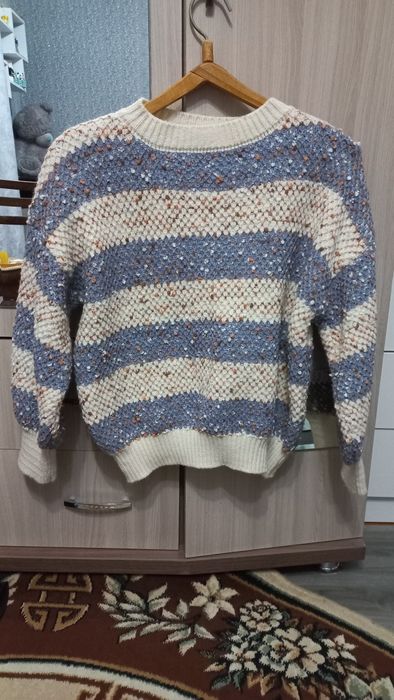 Свитер белый с голубым