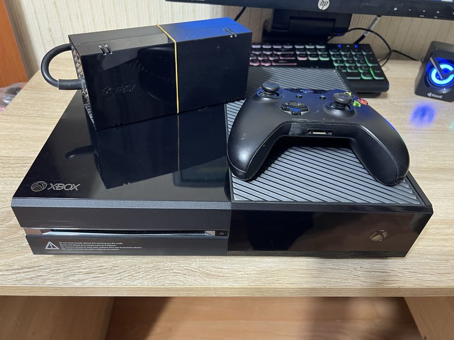 Продам Xbox one с джойстиком и играми в хорошем состоянии