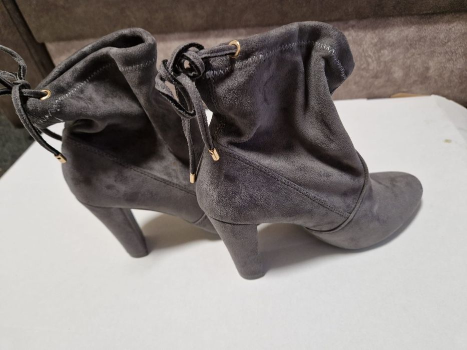 Botine zara marimea38-100ron
Botine dama mărimea 38-100 ron
Cizme dama