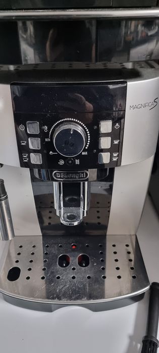 Vand aparate de cafea Delonghi