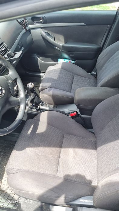 Toyota  avensis .