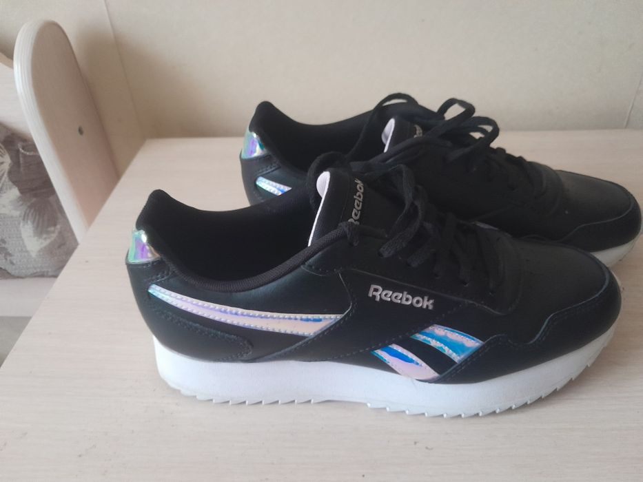 Продам кроссовки кожаные