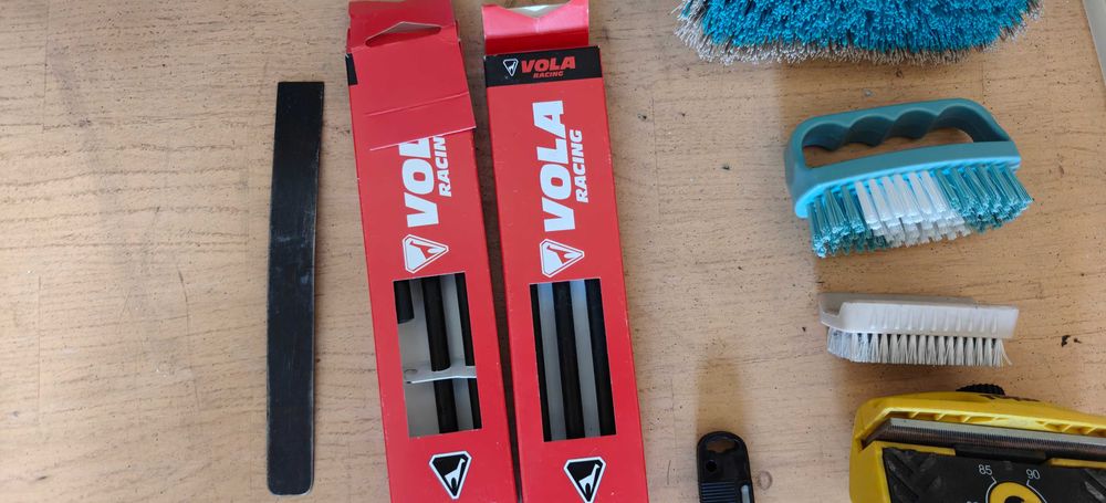 Kit reparatii schiuri (ceara, ascutitoare, pile, razuitoare, lamele, perii, cofix, fier calcat)