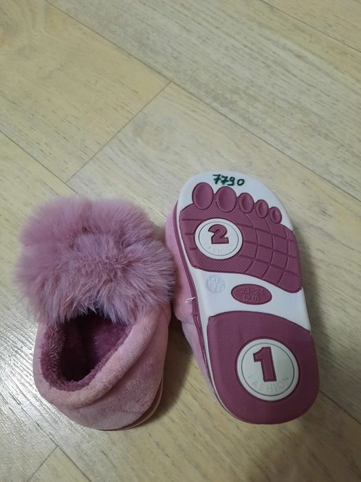 Продам новые детские тапочки
