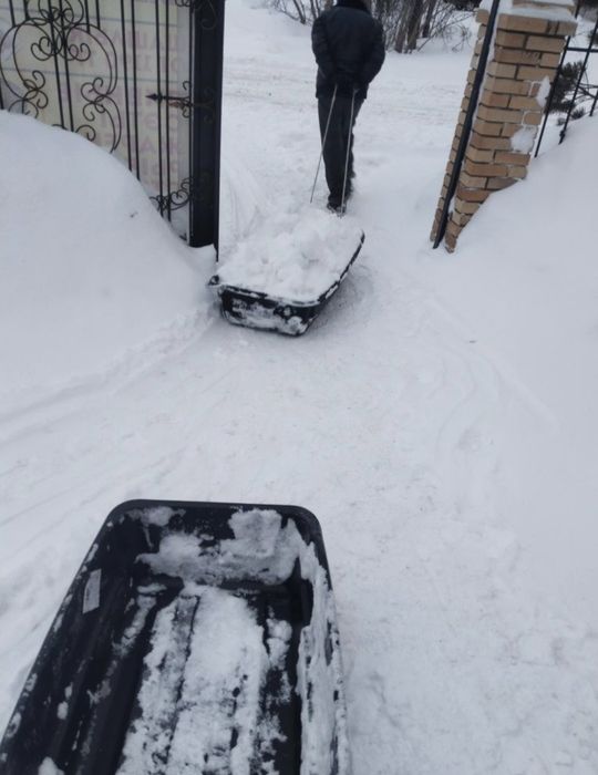 Уборка снега  в Астане  крыше и катежей