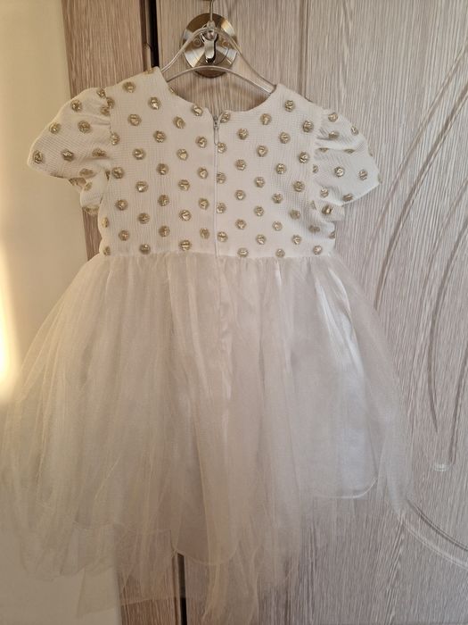 Бяла рокля с къс ръкав