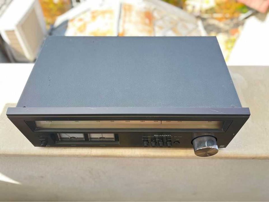 Стерео Тунер SHARP ST-1122, произведен през 1978 година.