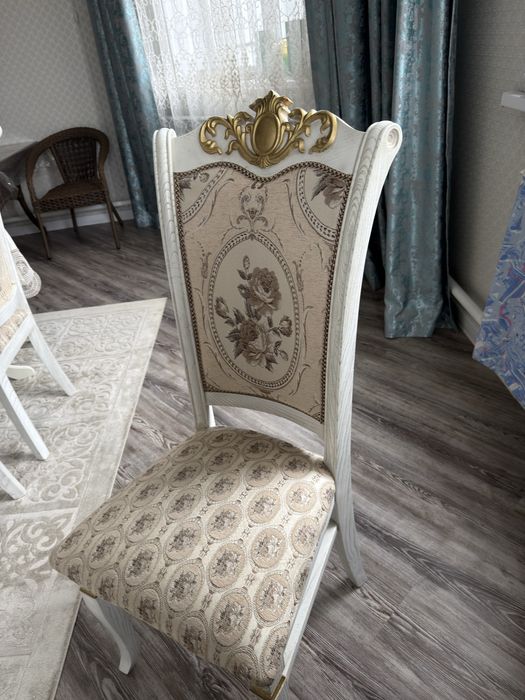 Стол со стульями