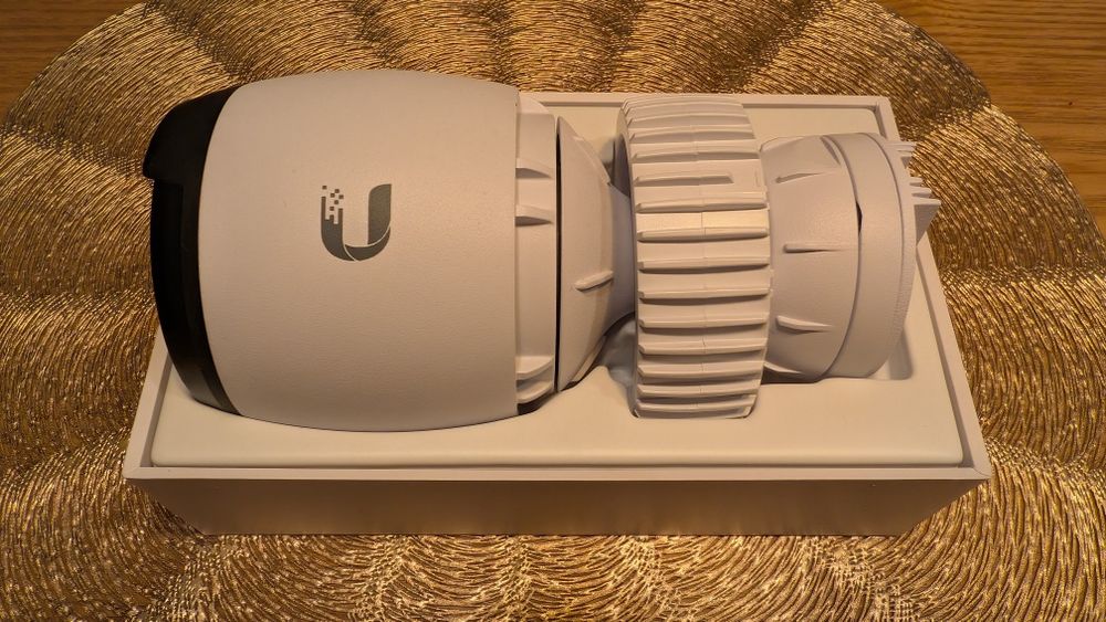 Cameră Ubiquiti UniFi Protect G4 Pro (UVC-G4-PRO) - 4K, Zoom optic 3X