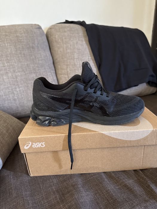 Маратонки asics нови