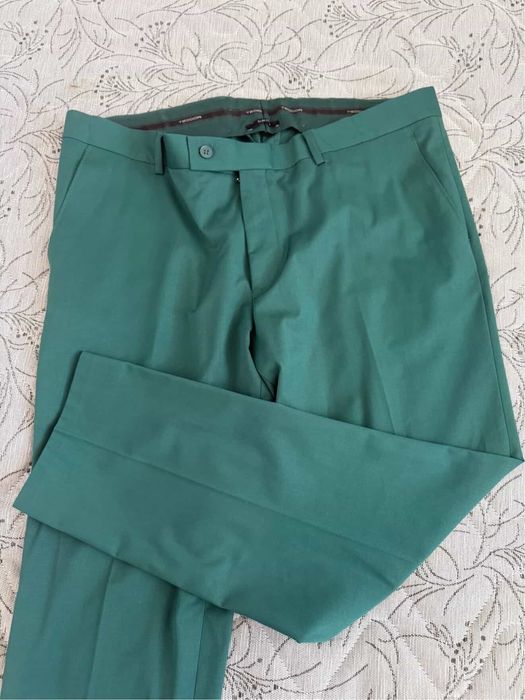 Продавам костюм