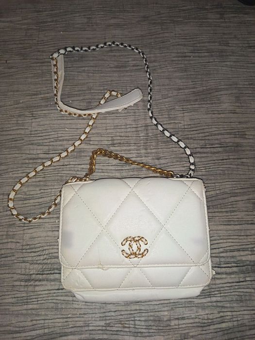 Сумка женская в стиле Chanel 19 белая б/у
