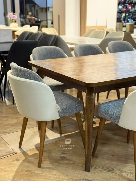 Обеденный стол и стулья для гостиной