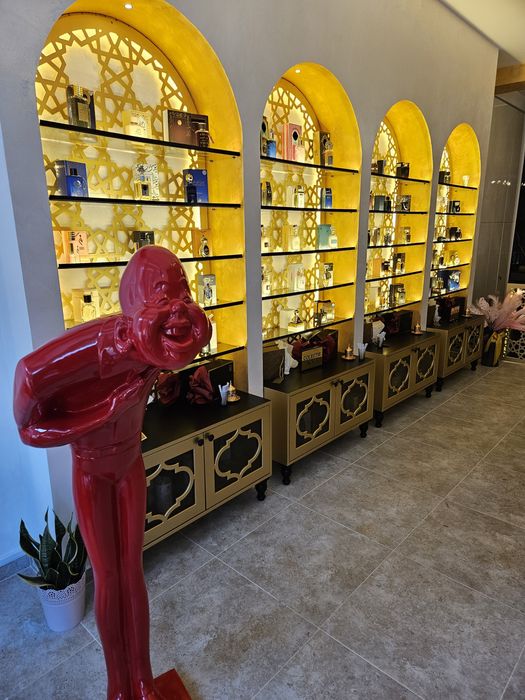 Statueta decor magazin, receptie