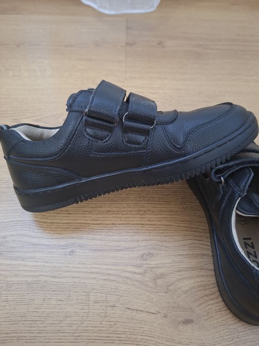 Продам школьные туфли