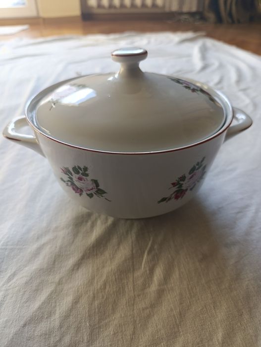 Супник неизползван.Български порцелан