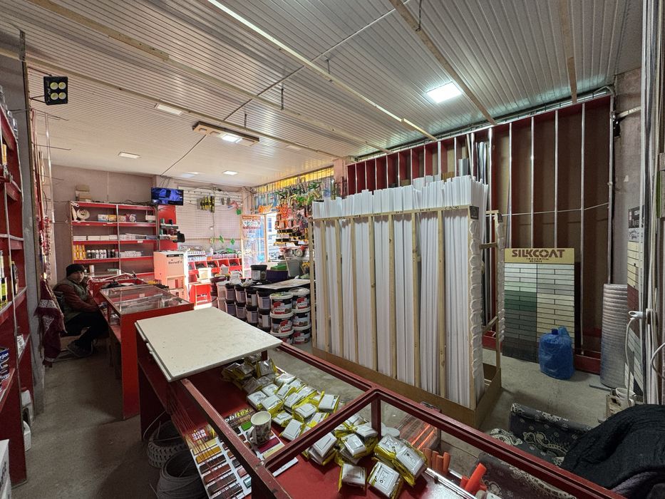 Навоий шахар дархон бозорда 54квм (9*6, подвали хам бор)дукон сотилади