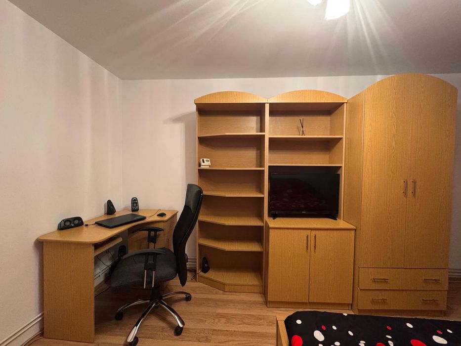 Vând set mobilier birou + dulap