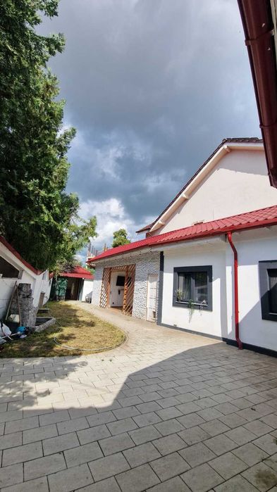 Casa cu 4 camere , zona linistita