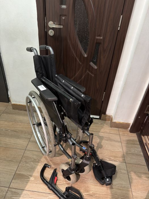 Scaun cu rotile pliabil batrani dizabilitati
