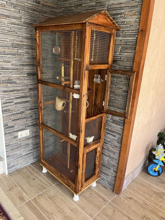 Colivie papagali din lemn