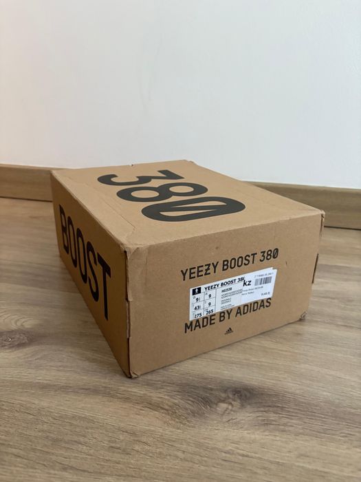 Yeezy Boost 380 noi in cutie, Marimea 42