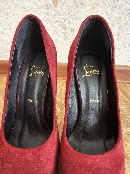 Красные бархатные туфли на высоком каблуке.