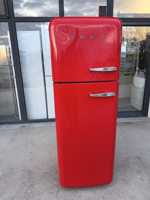 Перфектен червен хладилник SMEG