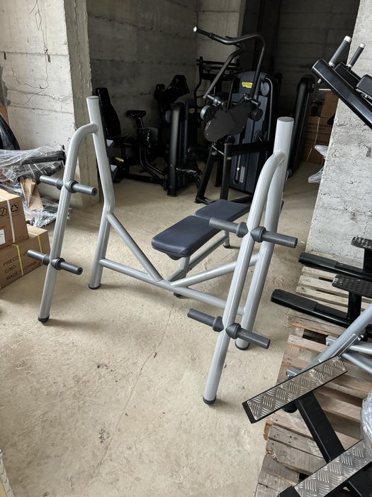 Banca piept Technogym dreapta cu suport discuri impecabila