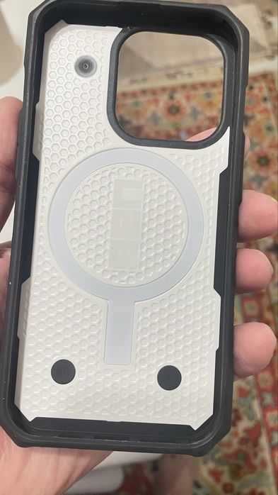 Чехол Urban Armour Gear на iPhone 14 Pro.
