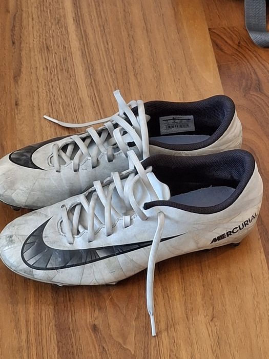 Nike бели обувки на Роналдо