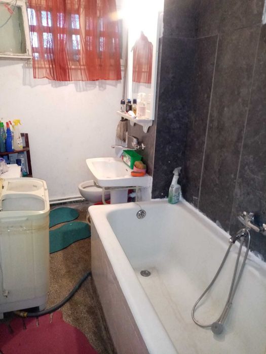 Podu Ros, proprietar închiriez 1 cameră  decomandată 12 mp. înapart