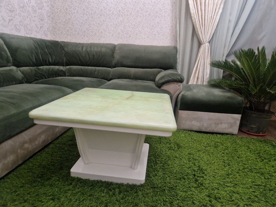 Стенка в гостиной со столиком