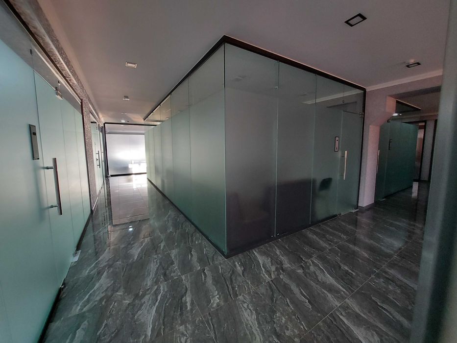 Стеклянные двери ,перегородки,крыши,остановки,витрины магазинов.