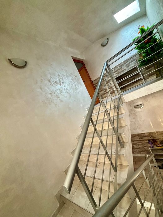 Дава се под наем Етаж от къща в Шумен, 5-ти полк - 143 кв.м за 459 € - Снимка #1