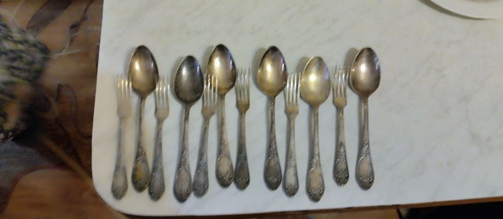 Ложки, вилки, чемодан, тарелка, кружка.