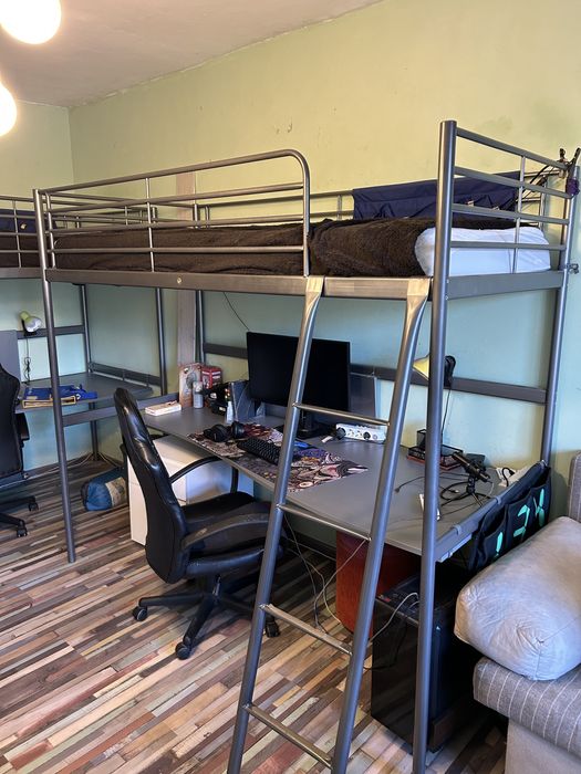 Продавам легло с матрак и с бюро