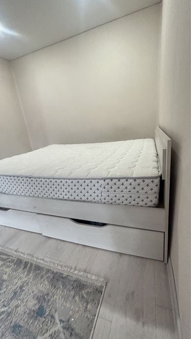 Двуспальная кровать с матрасом