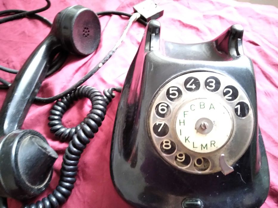 Китайско момиче в носия, руска кутийка, ретро телефон, кошничка, ваза