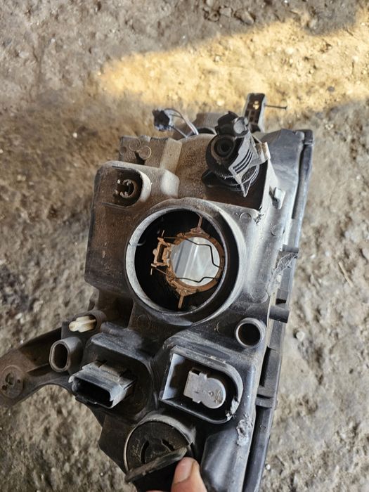 Far dreapta dacia logan 2014 (cleme rupte)