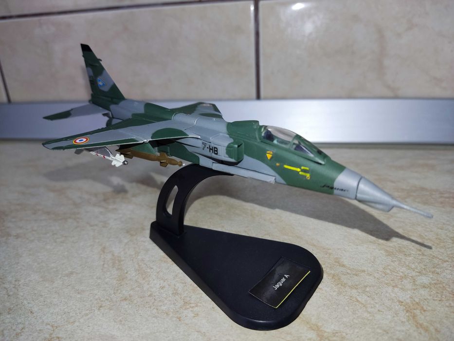 Avion metalic JaguarA scara 1:100