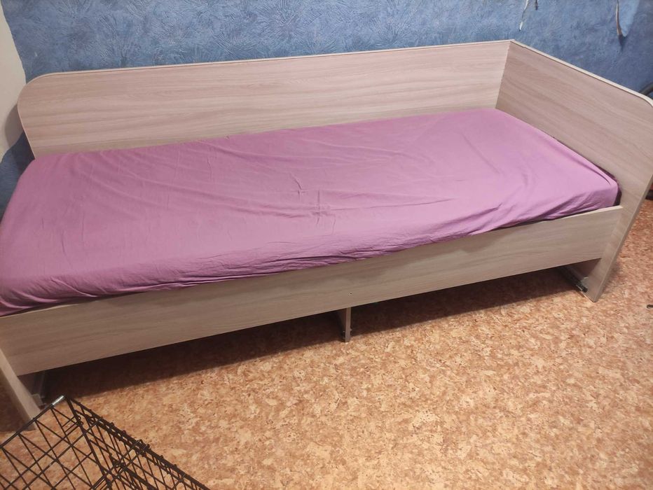 Продам кровать полутораспальную