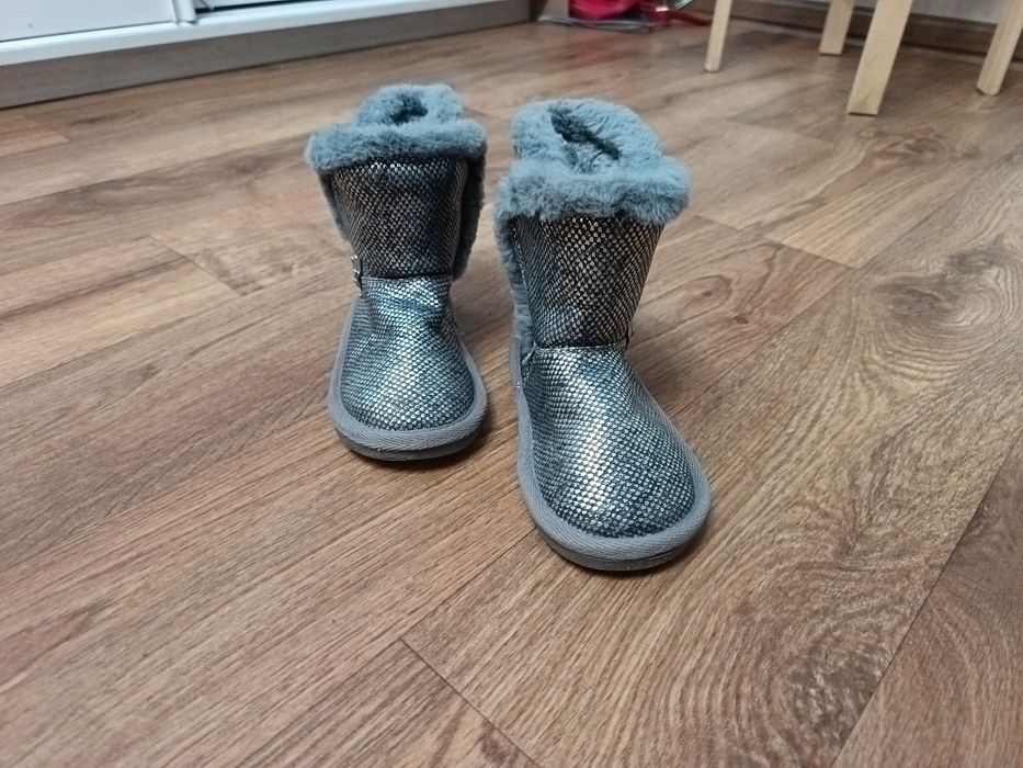 Продам сапожки новые детские